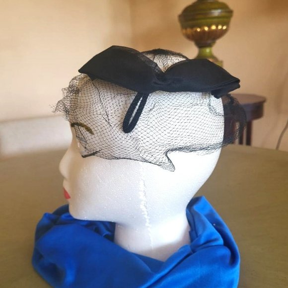 Vintage 1950's Black Headband/Fascinator Style Hat with Netting - Picture 2 of 8